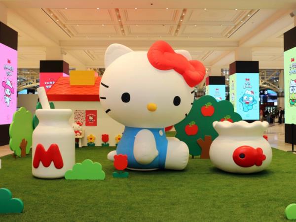 Shinsegae's Gangnam branch opened a Hello Kitty pop-up store in November 2023