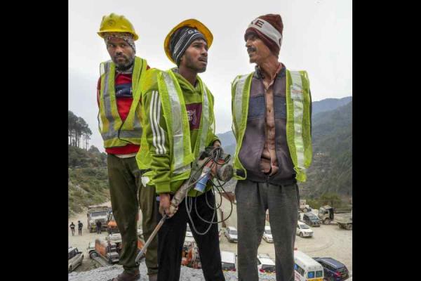 Uttarkashi隧道：第16天，老鼠洞矿工爬进隧道救出41名被困工人