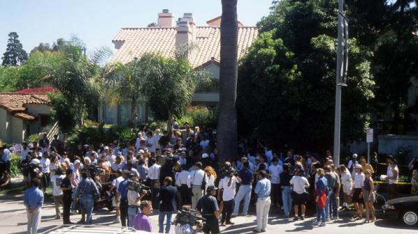 rubberneckers at Simpson co<em></em>ndo 