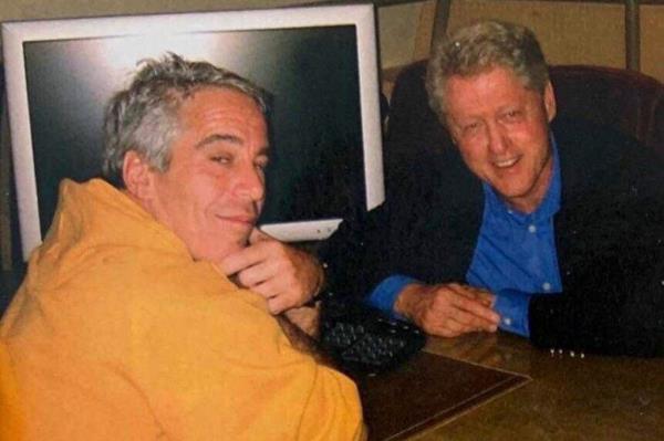  Jeffrey Epstein with Bill Clinton. 