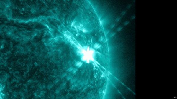 多年来最大的太阳耀斑暂时扰乱了地球上的无线电信号