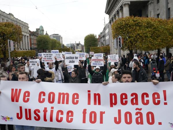 M50公路撞车事故：一名巴西男子在M50公路上被爱尔兰警车撞到，失去一条腿，都柏林举行抗议活动