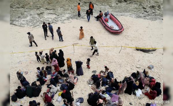Over 200 Rohingya Refugees Are Stranded On Indo<em></em>nesian Beach. Here's Why