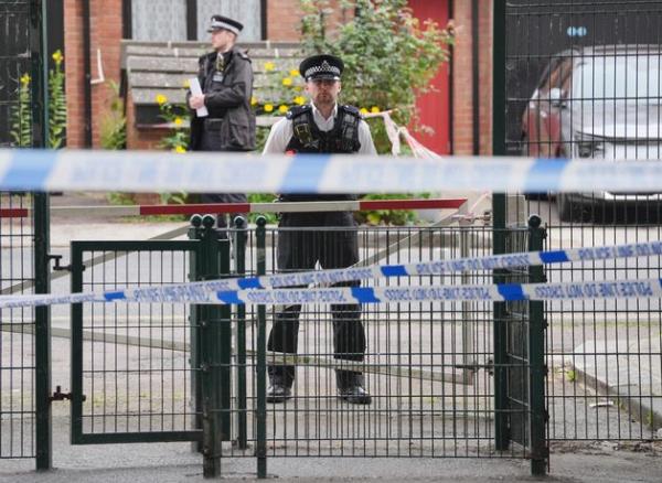 在英格兰，一名24岁的男子在调查行李箱中发现的尸体时被捕