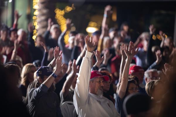 随着选民们做出决定，共和党人正在从中受益