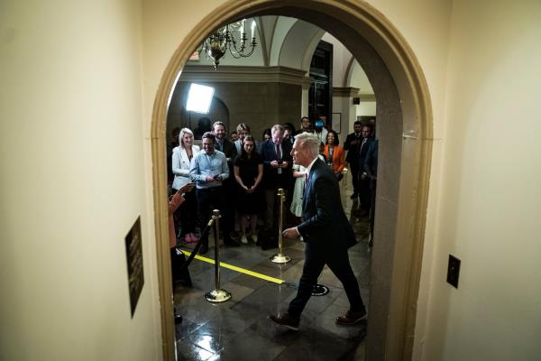 在最后期限陷入僵局之际，民主党再次推动废除债务上限