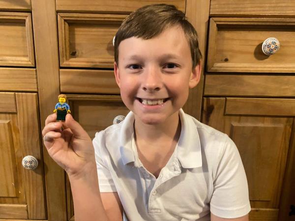 孩子制作海报寻找丢失的玩具：“有人见过这个乐高人吗？””