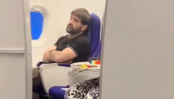 空姐因侵犯多尼女士在飞行途中打盹的隐私而受到批评